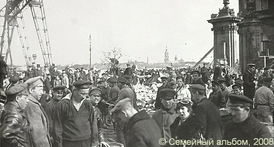 Разруха после революции 1917 года. Сенной рынок санкт-петербург 19 век. Петроград 1920 год. Зимний дворец 1917. Субботники 1917.