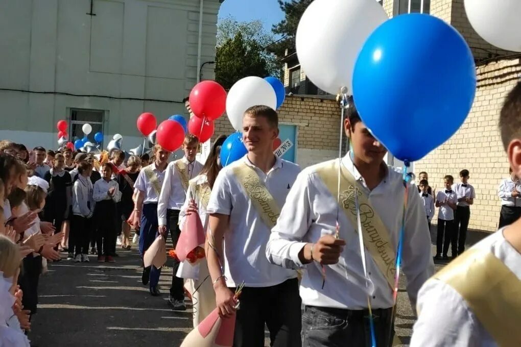 1 Школа Невинномысск. Выпускники. Выпускник начальной школы.