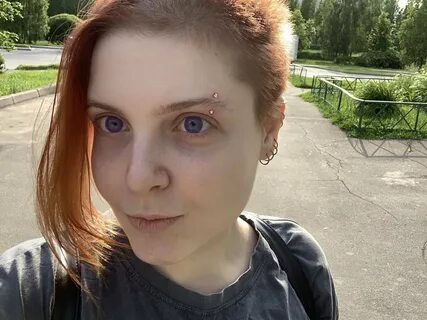 К чему левая бровь у девушки