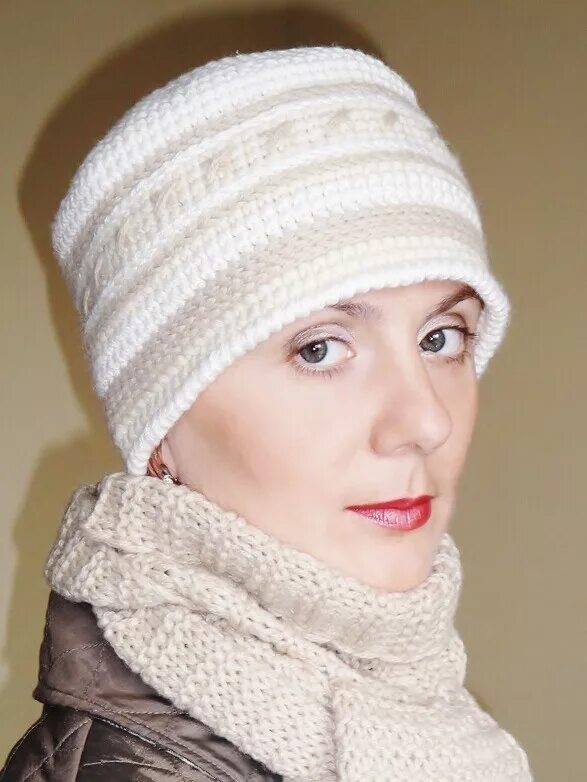 Вязаные шапки для женщин. Шапка для пожилой женщины спицами. Шляпка крючком для женщин зимняя. Шапка для женщины за 50 спицами. Оригинальные женские вязаные шапки.