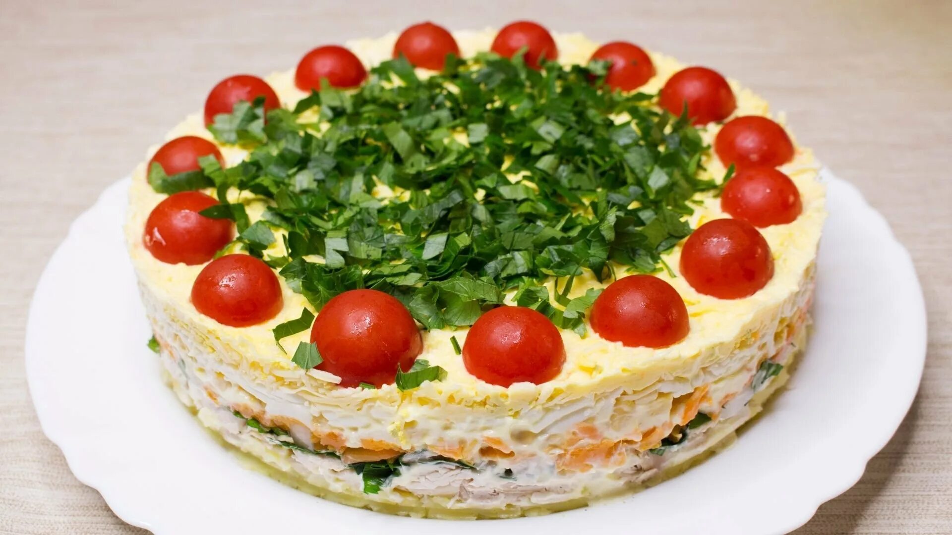 Салат аппетитный. Вкусные салаты на праздничный стол без яиц. Салат торт. Украшение слоеных салатов. Красивые салаты на день рождения.