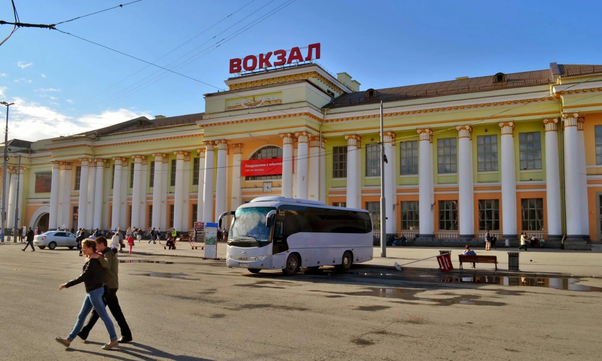 Сколько вокзалов в екатеринбурге. ЖД вокзал Свердловск. Вокзал пассажирский ЕКБ. Вокзал Екатеринбург пассажирский. Привокзальная площадь Екатеринбург.