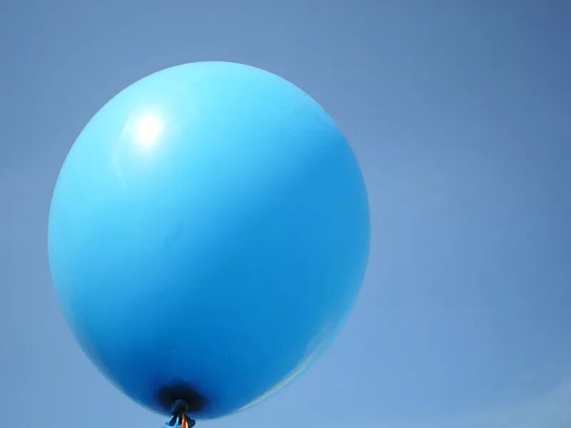 Воздушный шар. Голубой шар. Шары в воздухе. Голубой воздушный шар.