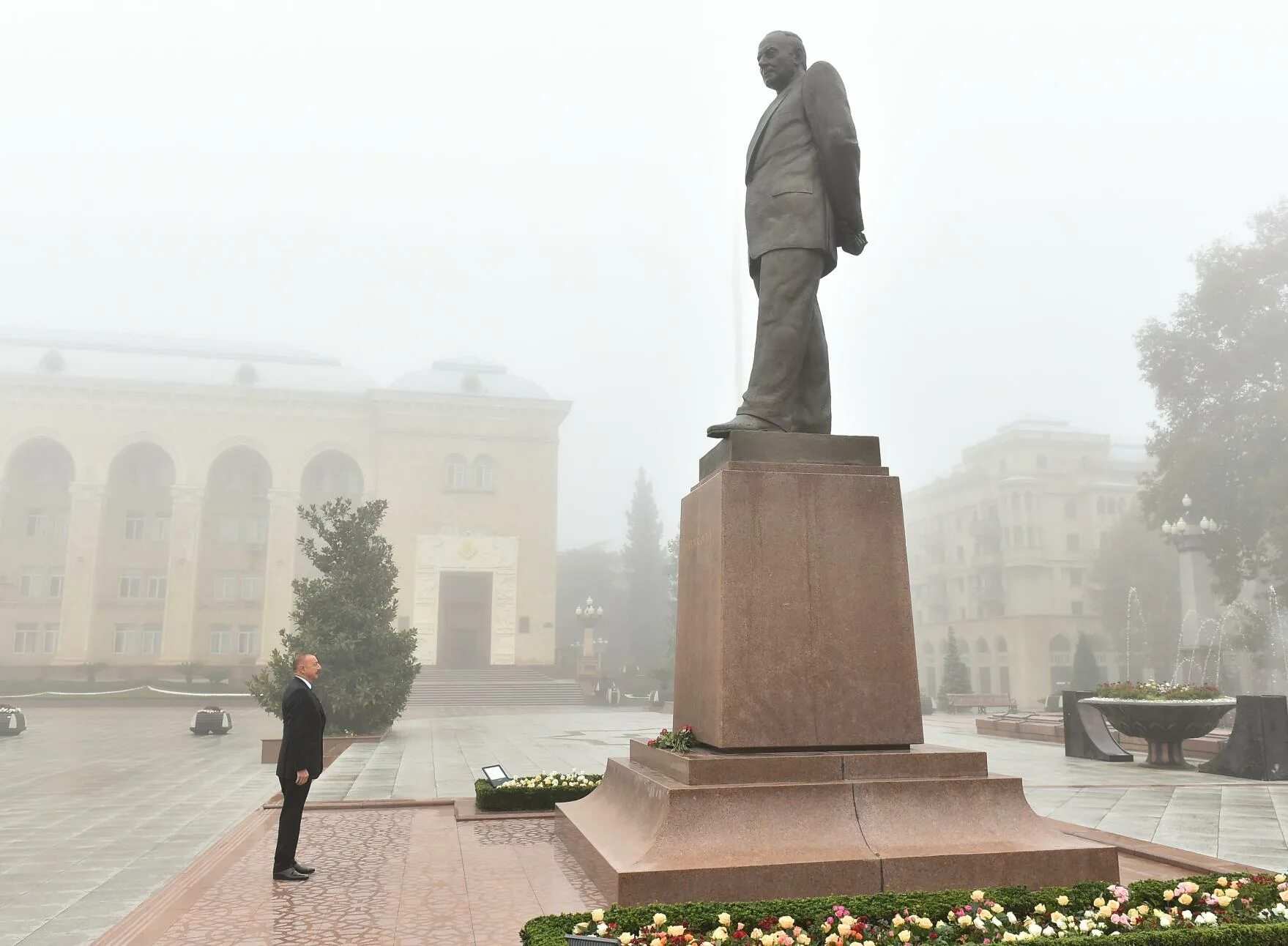 Москва азербайджан гянджа. Памятник Гейдара Алиева в Гяндже. Гейдар Алиев парк Гянджа. Памятник общенациональному лидеру Гейдару Алиеву в Гяндже. Гянджа парк Гейдара Алиева.