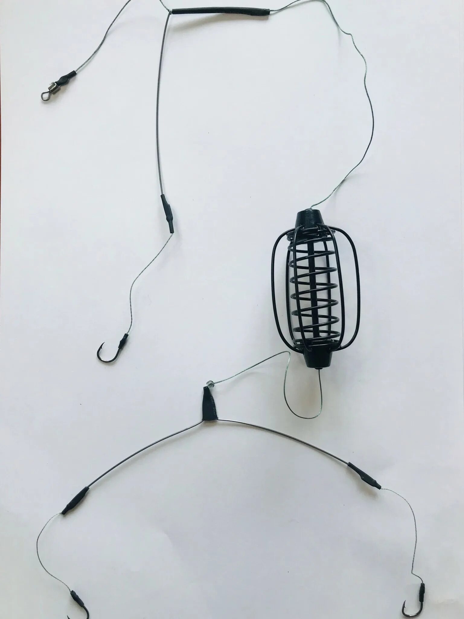 Оснастка с кормушкой арбуз. Оснастка петля гарднера для фидера. Фидерные оснастки для ловли в стоячей воде. Как оснастить кормушку. Оснастка фидера на карася.