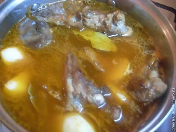 молодая картошка с тушенкой. охотничье рагу. сочное мясо с картошкой. картошка с уткой тушеные в кастрюле. утка тушеная с картошкой в утятнице.