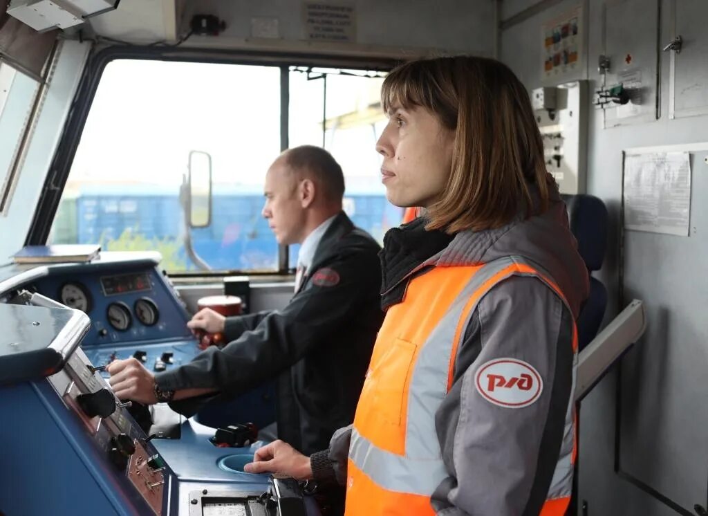 Профессия помощник машиниста тепловоза. Профессия машинист электропоезда. Помощник машиниста электропоезда ржд. Набор помощник машиниста. Как стать машинистом ржд.