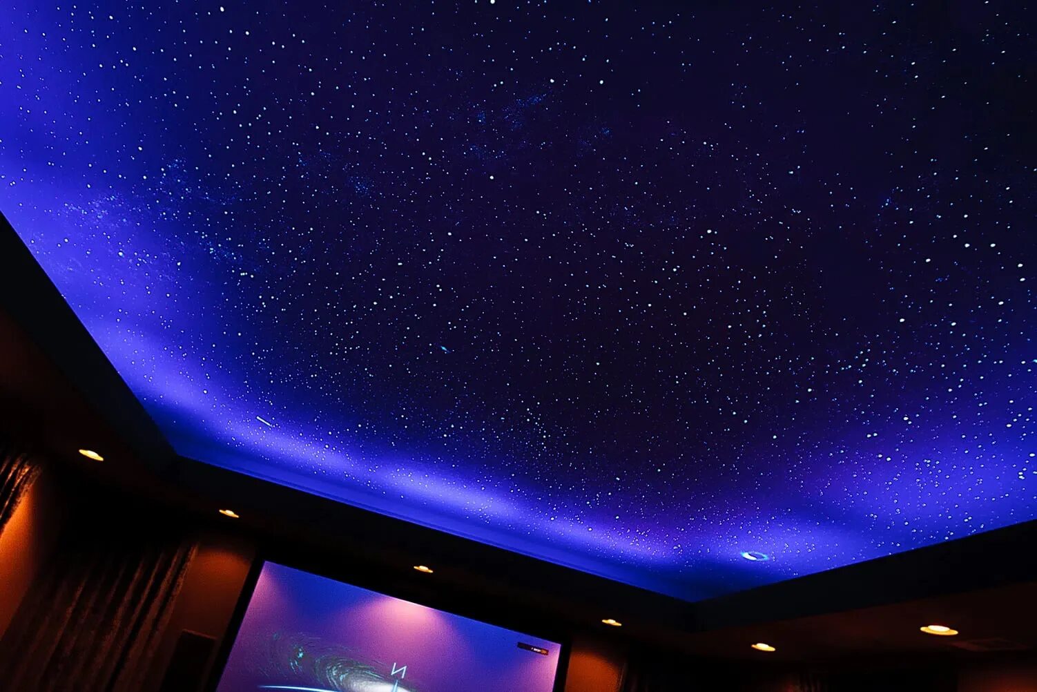 Натяжной потолок звездное небо в спальне. Подсветка неба. Подвесной потолок с подсветкой. Starpins на натяжном потолке. Светодиодный потолок звездное небо.