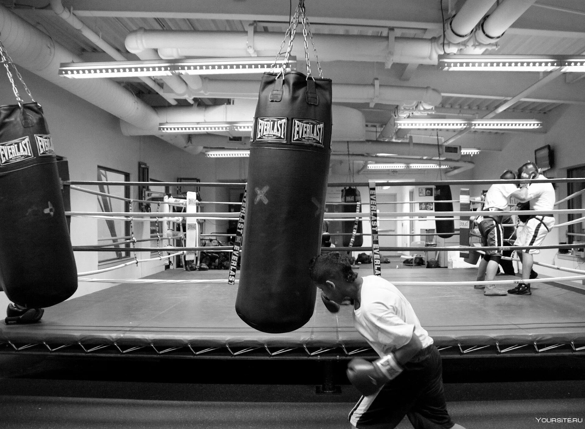 Расслабленный бокс. Бокс. Боксерский ринг. Боксерский зал черно белый. Боксерский зал тренировка.