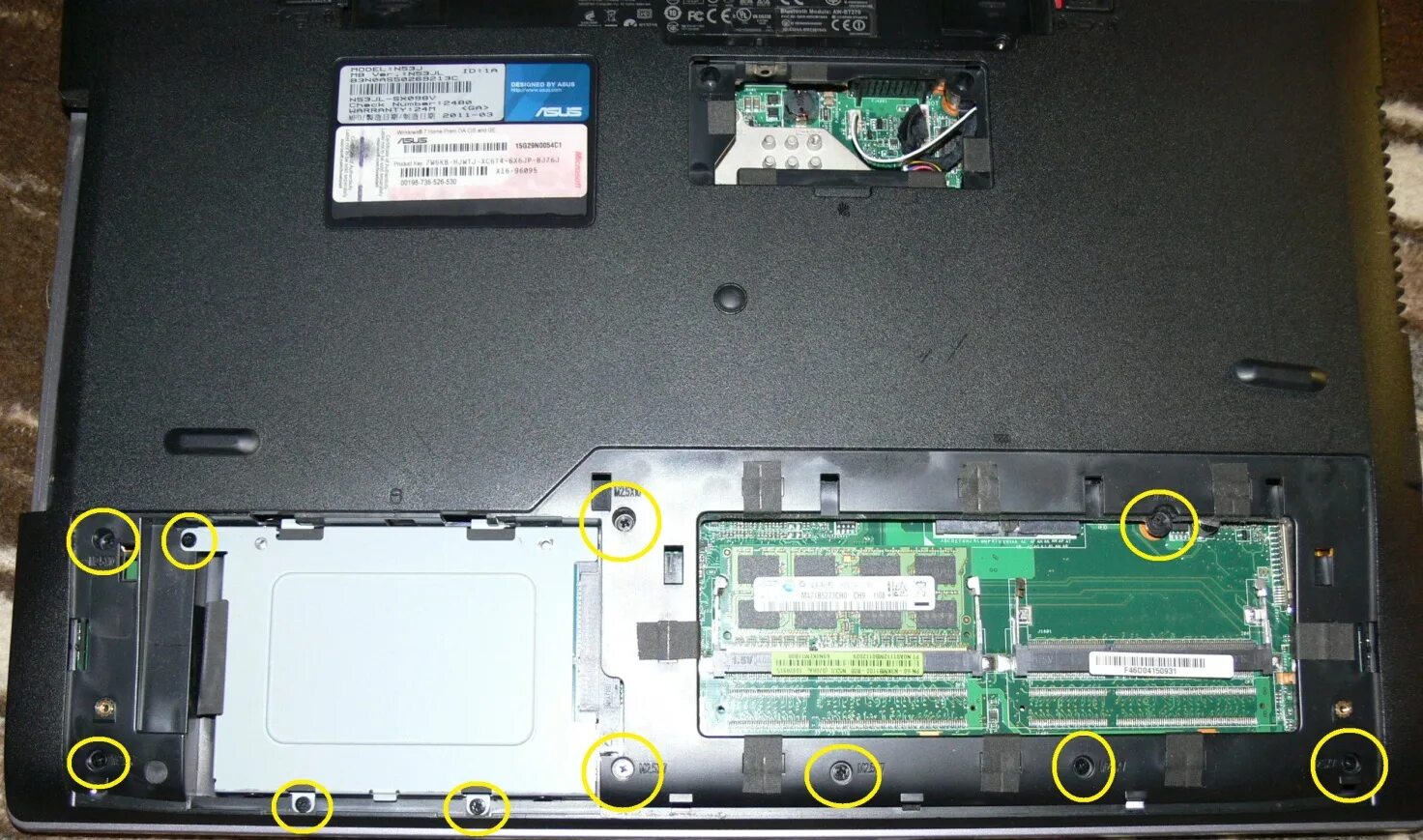 Открыть крышку асус. Ноутбук asus n53j. asus n53j материнская плата. asus m50s разобрать. разобранный ноутбук асус.