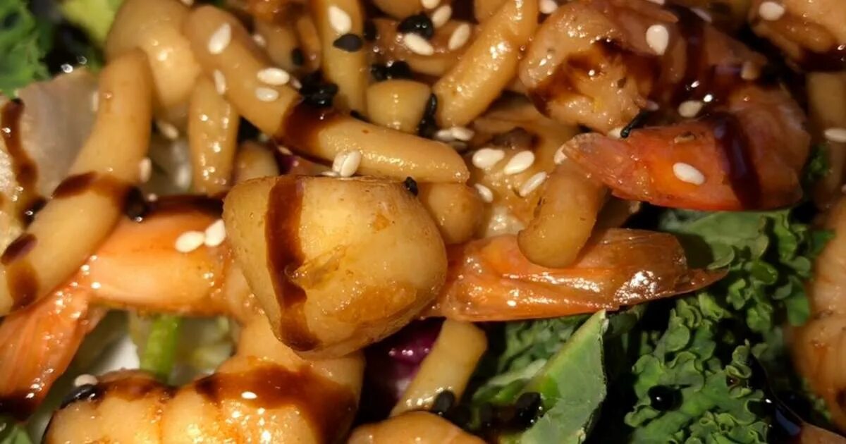 шампиньоны с креветками. креветки с грибами рецепты. креветки с грибами. шампиньоны в сливочном соусе. жареные креветки в масле.