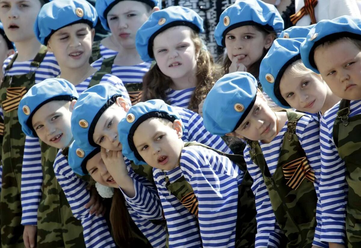 Десант школа. Десант для детей. Детский военный парад. Десантники на параде. Дети в форме на параде.