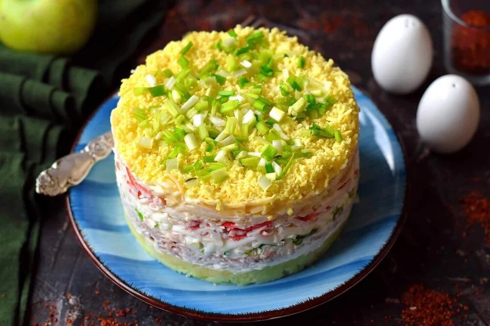 Салат с крабовыми палочками и зеленым салатом. Салат аристократ с тунцом. салат аристократ с тунцом и крабовыми. салат аристократ с крабовыми палочками. салат аристократ с тунцом и крабовыми палочками.