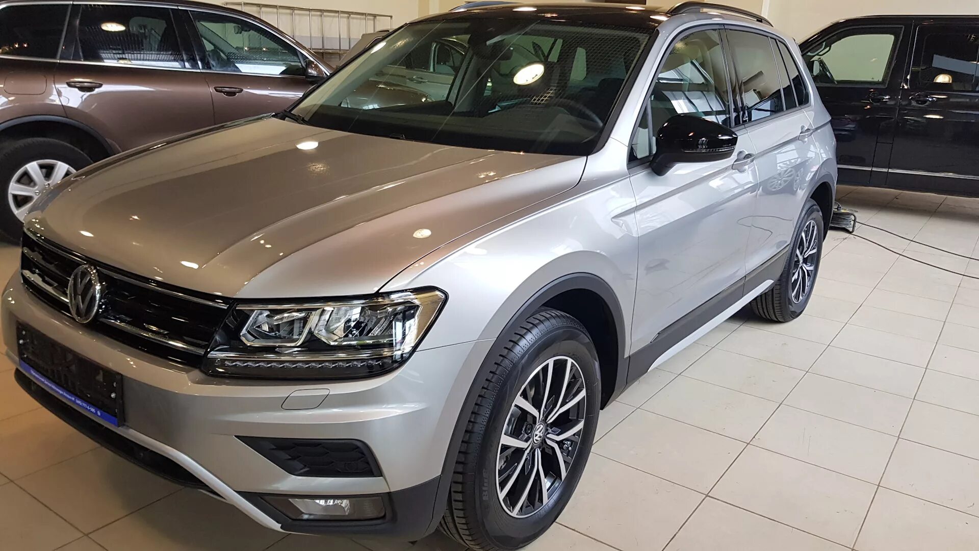 Сколько стоит volkswagen tiguan. VW Tiguan 2019. Volkswagen Тигуан 2019. Volkswagen Tiguan 2019 салон. Фольксваген Тигуан комплектации.