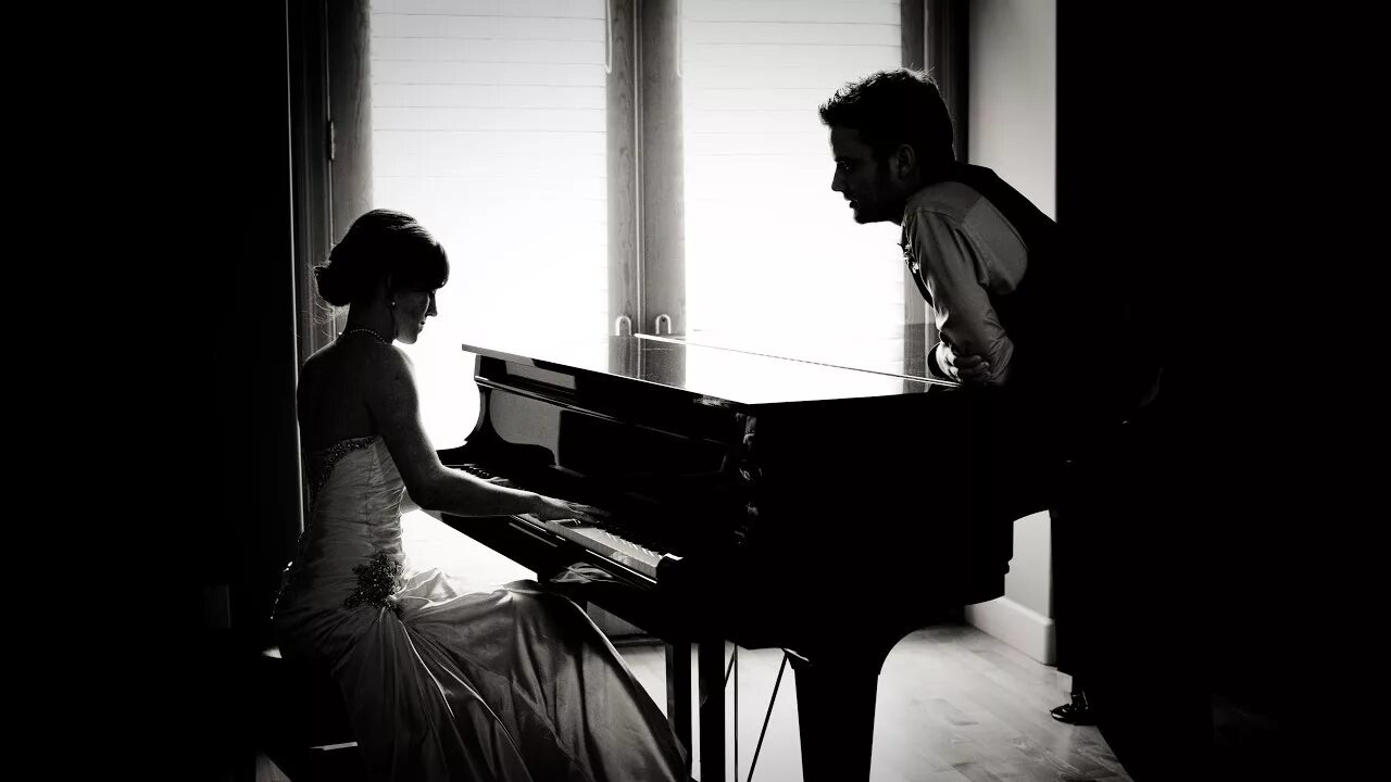 He plays the piano they. Пара у рояля. Пара за пианино. Любовь за роялем. Мужчина и женщина за роялем.