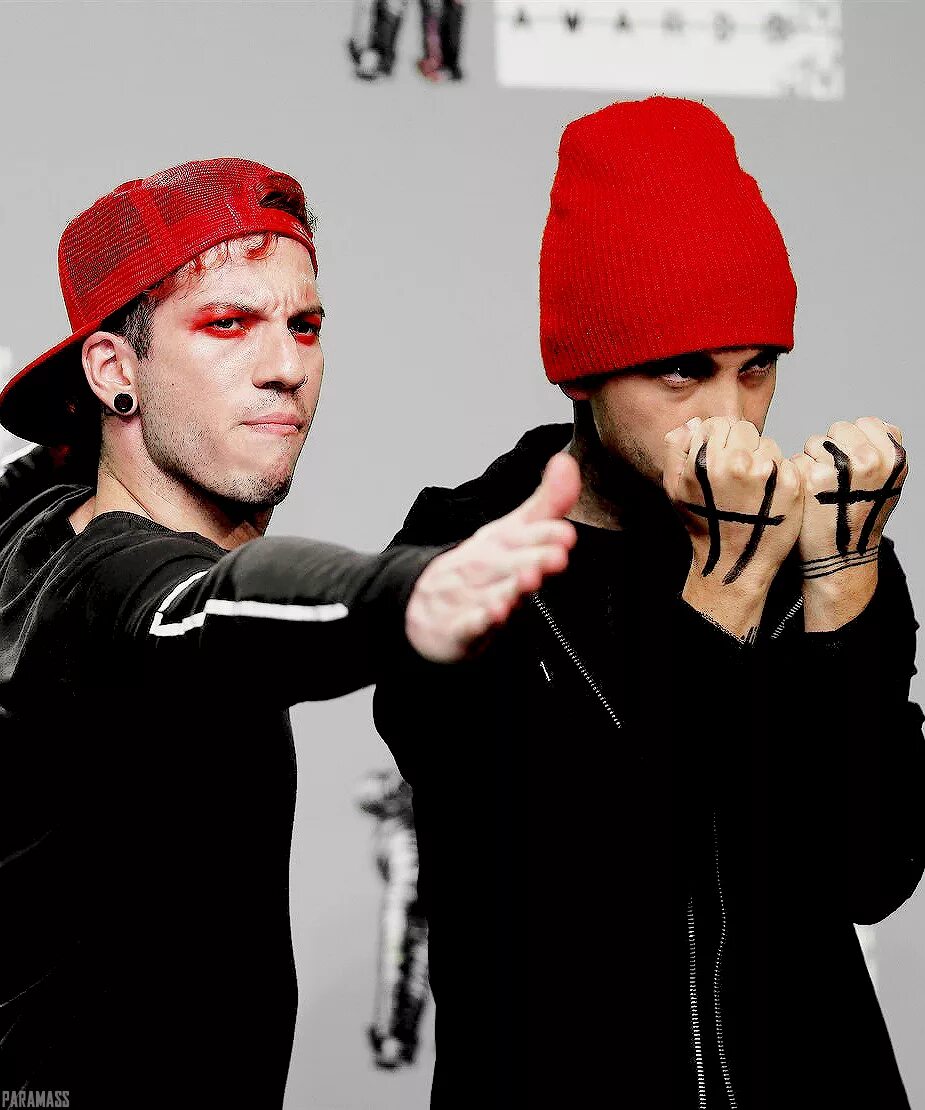 Twenty one pilots red tape. 21 пилот. твенти ван. twenty one pilots фото. группа twenty one.