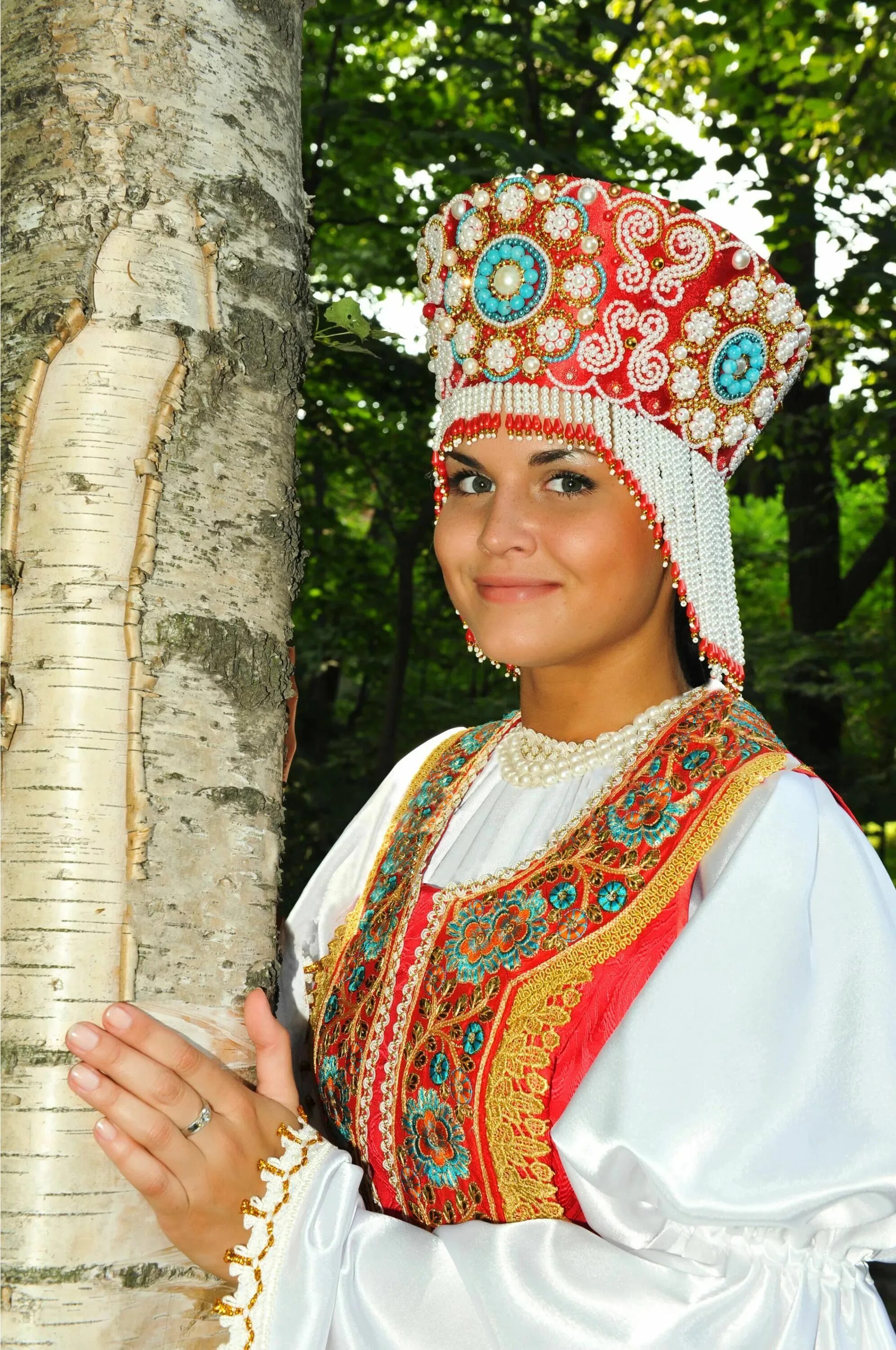 Русский народный костюм женский. Русский национальный костюм. Традиционный русский сарафан. Традиционный русский костюм женский. Русский народный костюм женский.