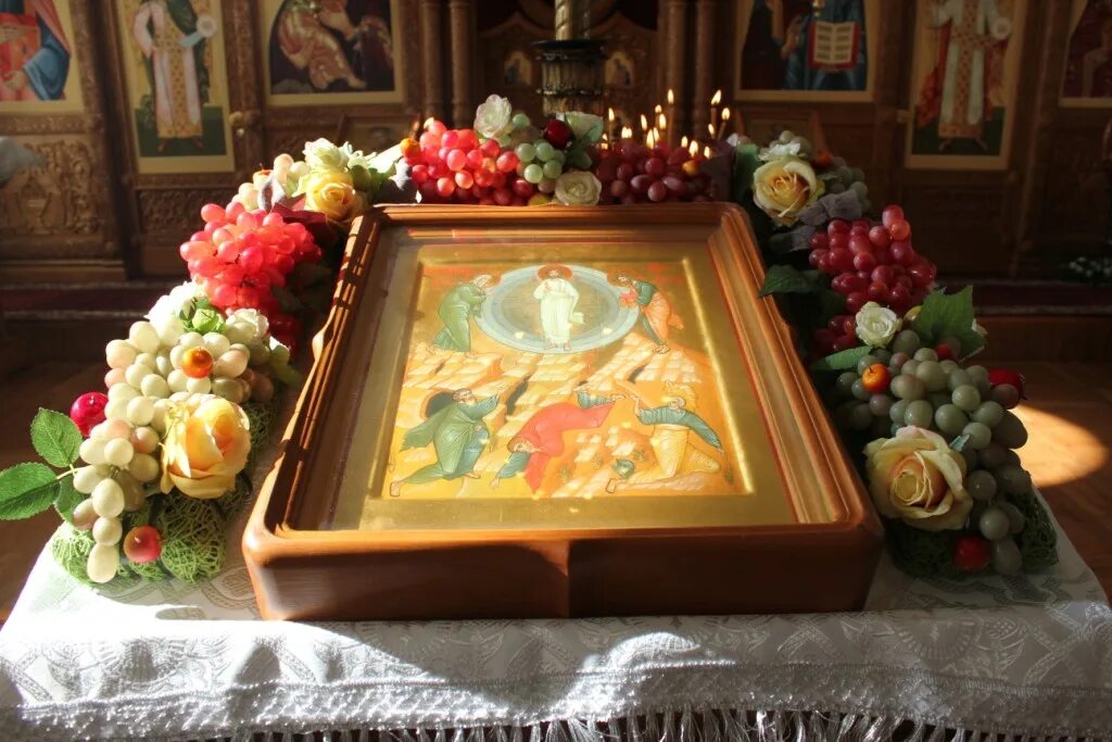 Преображение господне икона в храме. Елизаветинский монастырь иконы. Храмовая флористика икона николая чудотворца. Украшение иконы каллами. Преображение господне свечи перед иконой в церкви.