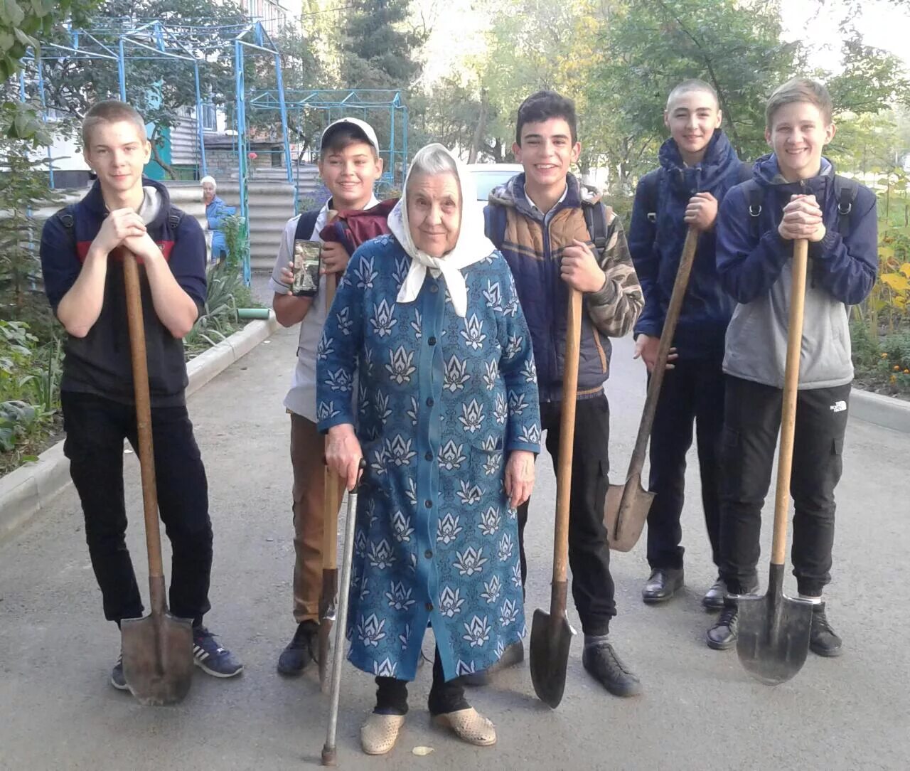 Тимуровцы помогают. Пионеры помогают старикам. Школьники помогают ветеранам. Тимуровцы помогают старикам. Что тимуровцы сделали для старухи молочницы