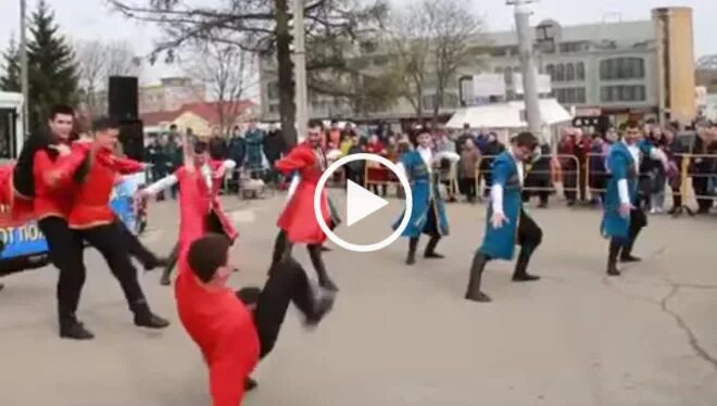 Против лезгинки. Против лезгинки. Какой танец танцевать лезгинку или шафл. Лезгинка уличная. Батл лезгинка против брейк.