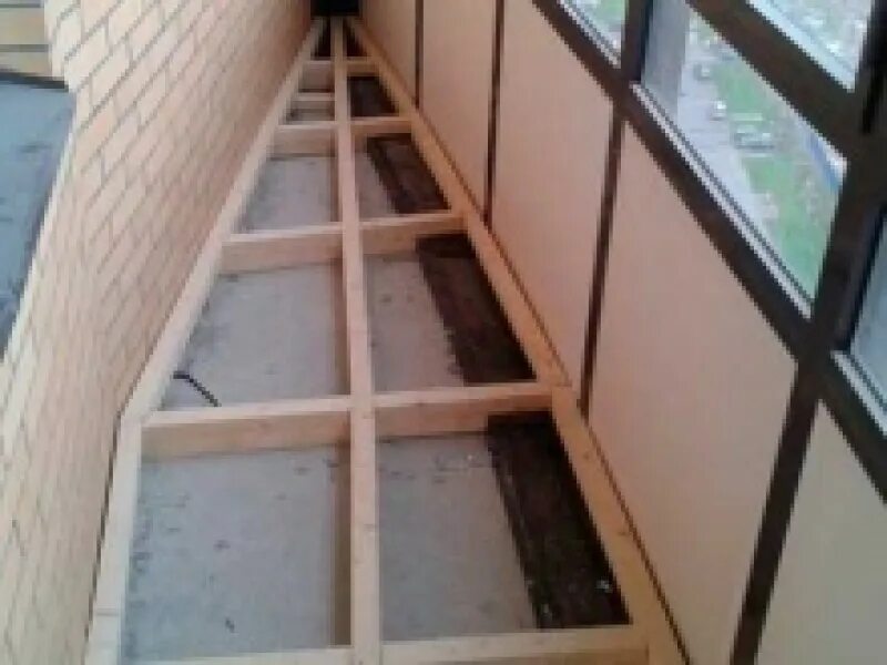 Поднять балкон. Лаги для пола на балконе. Пол на лагах на балконе. Пол на лагах на балконе. Пол на балконе.