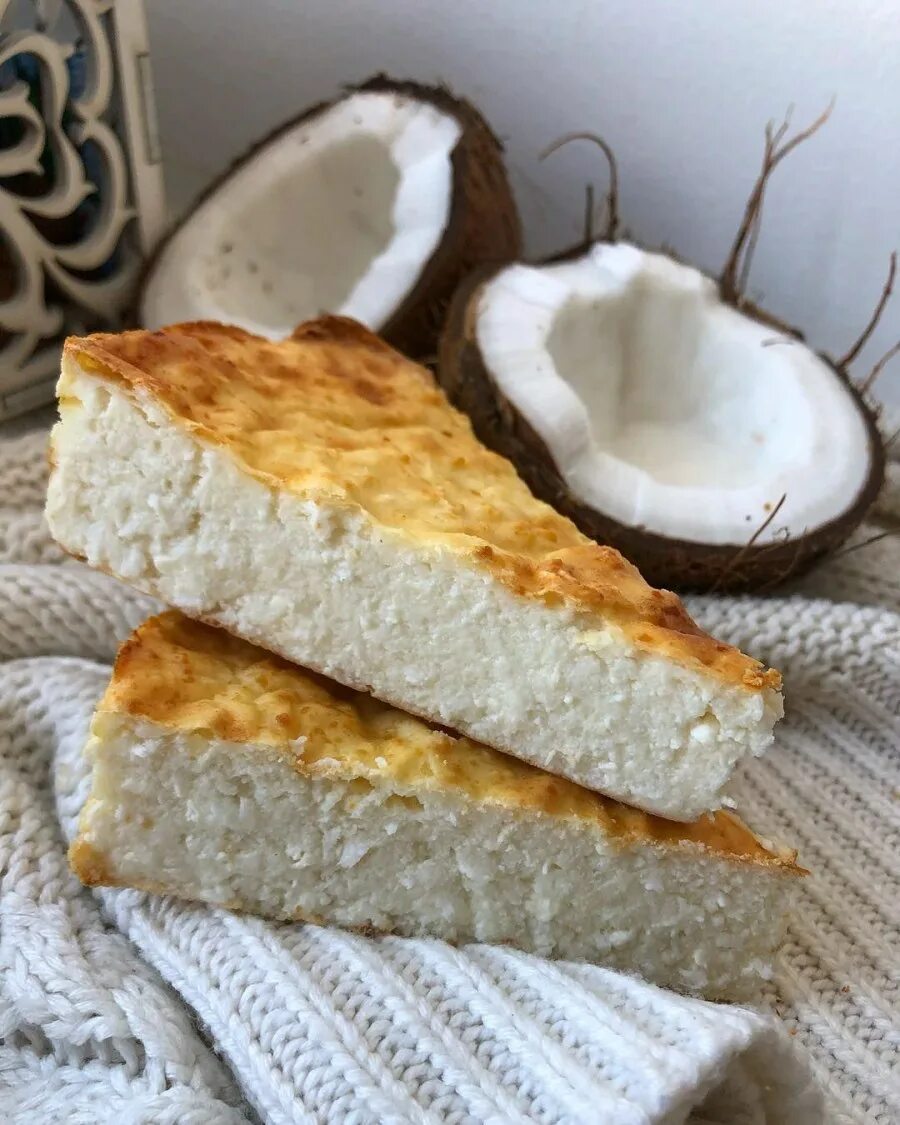Творожная запеканка с кокосом. Творожная запеканка с кокосовой мукой. Творог с кокосовой мукой. Творожная запеканка с кокосовой мукой. Творожная запеканка из рисовой муки.