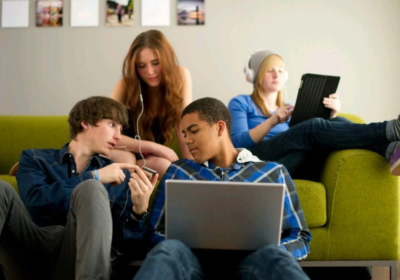 Где сидят молодые. Современная молодежь. Молодежь с гаджетами. Общение в социальных сетях. Молодежь в интернете.