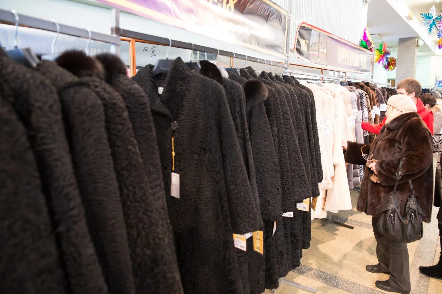 Шубы ярмарки в тюмени. Дк железнодорожников ярмарка шуб. Выставка шуб из пятигорска. Ярмарка верхней одежды дк железнодорожник. Выставка шуб в абакане в дк железнодорожников.