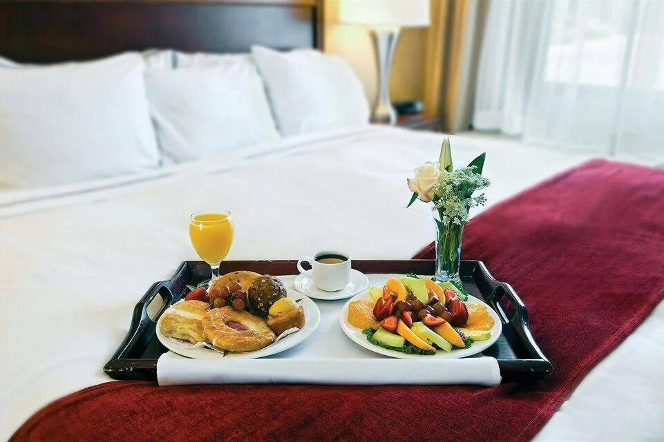Между ужином и завтраком. Завтрак в гостинице. Завтрак в номер в гостинице. Рум сервис. Завтрак в отеле рум сервис.