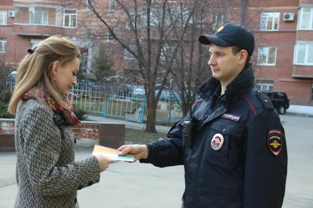 Полицейский стучится в дверь. Милиционер в глазке. Участковый милиционер. Участковый челябинск. Откройте полиция участковый.