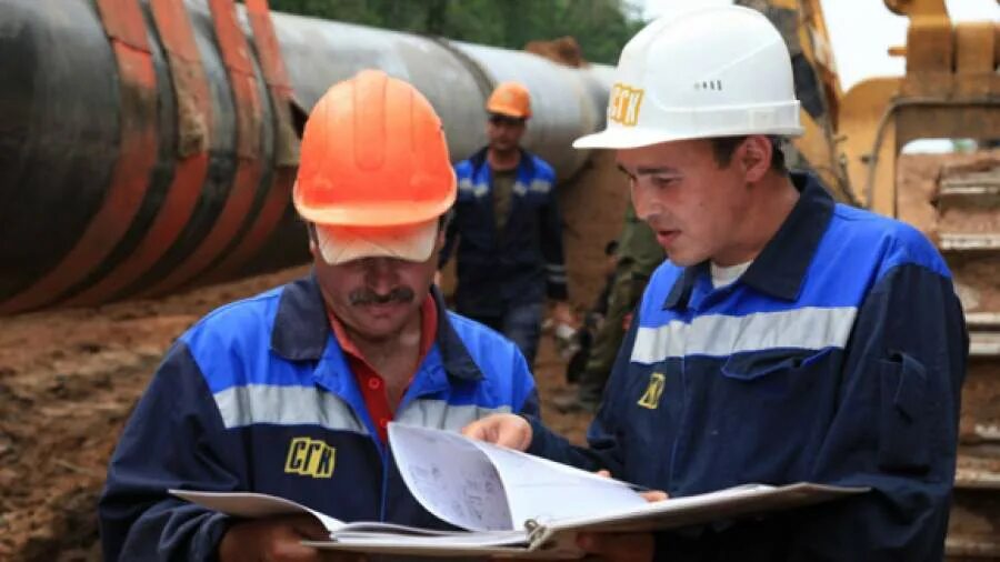 строительная фирма. работники на стройке. крупные подрядчики строительства. стройка здания. инженер на стройке.