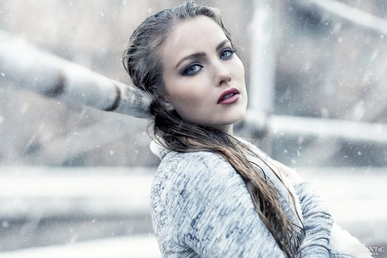 Ледяная девушка. Девушка в ледяной воде. Женский холод. Женщина лед. Холодная женщина.