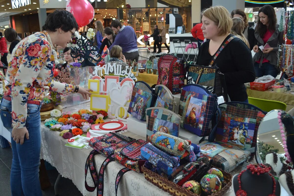 Ярмарка подарков. Ярмарка новогодних игрушек. Ярмарка сувениров. Ярмарка подарков. Ярмарка подарков.