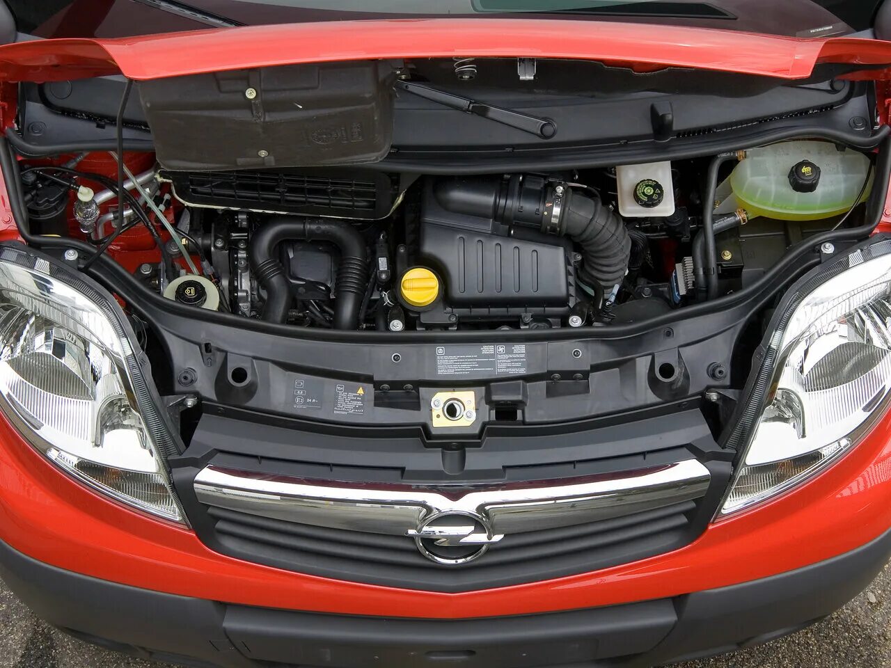 Opel renault. Рено трафик 2.5 дизель моторный отсек. Двигатели Opel Vivaro 2006. Опель Виваро 2.0. Двигатель Opel Vivaro 1.9.