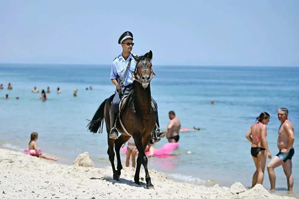Есть ли ехать. Тунис туризм. Тунис туристы. Российские туристы в Тунисе. Турция полиция пляж.