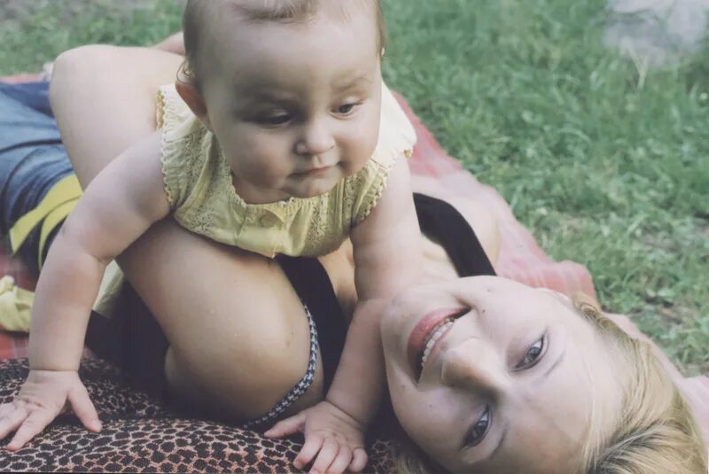 Покажу дочку 18. Покажу дочку 18. Лесбийские отношения матери и дочери. Французский поцелуй мать и дочь. Ненужная дочь фото.