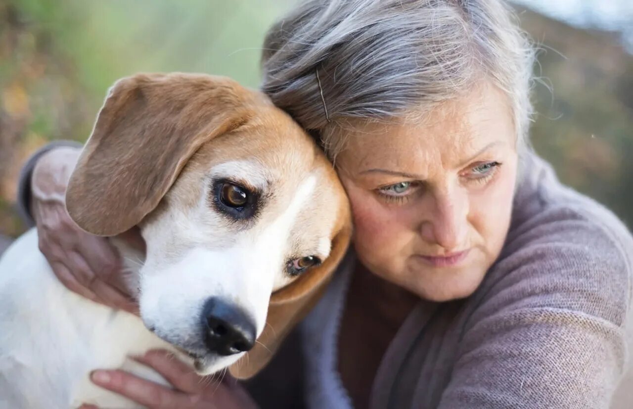 Пожилая женщина с собакой. Женщина обнимает собаку. Женщина с собакой. Пожилая женщина и щенок.