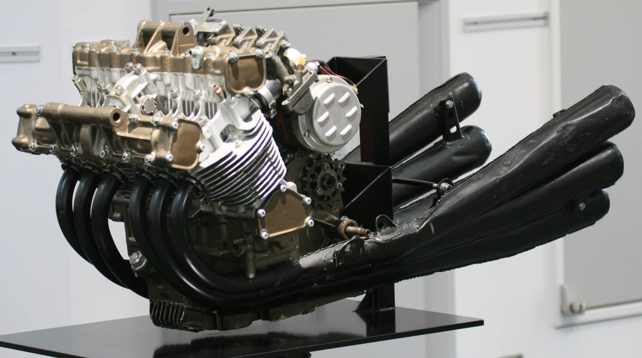 Honda CB 6 cylinder. Honda rc166. Хонда мотор 6 цилиндров. Мотоцикл Honda 16 цилиндровый двигатель. Двигатель honda мотоцикл