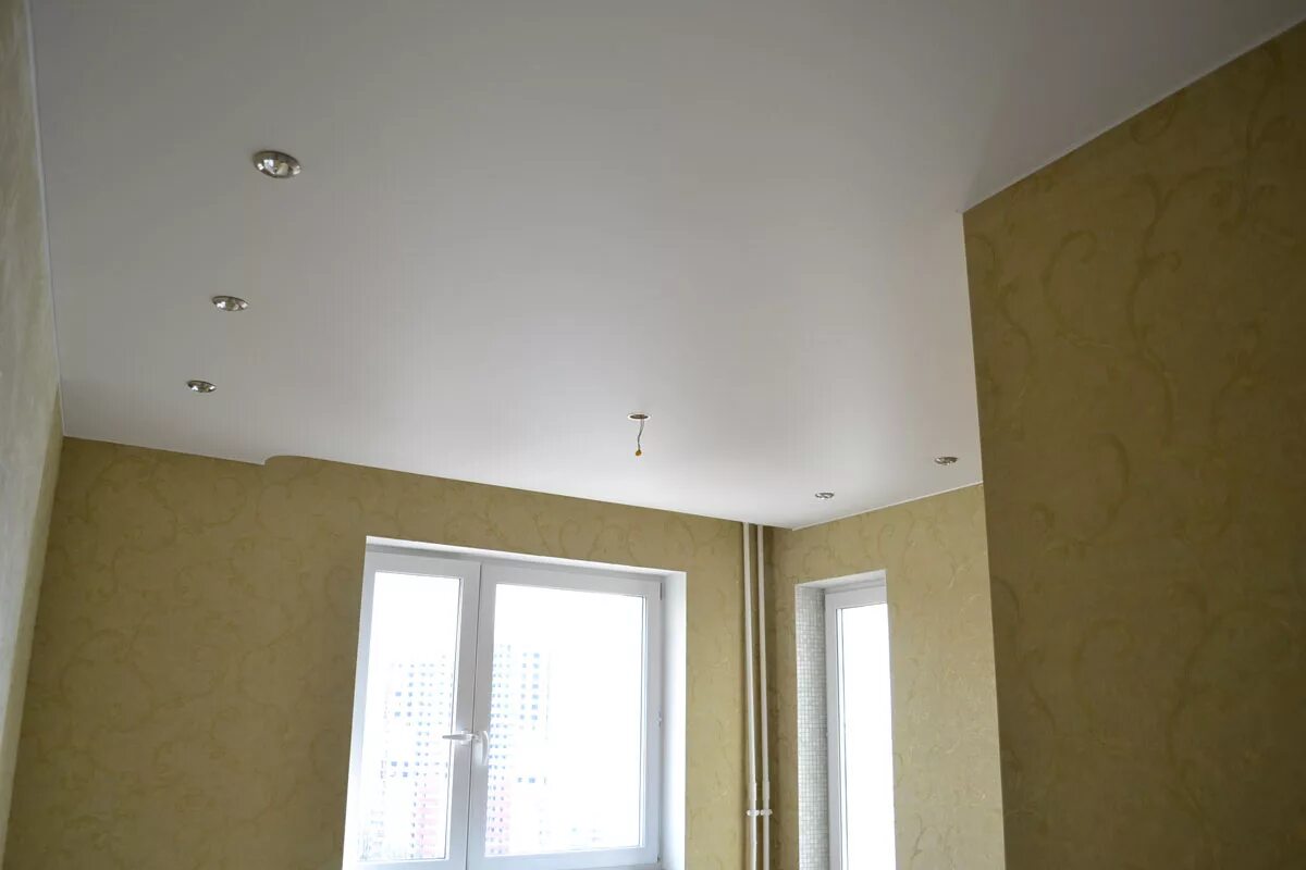 Матовый натяжной потолок. Сатиновый натяжной потолок. Сатиновый натяжной потолок. Сатиновый натяжной потолок на кухне. Натяжные потолки матовые сатиновые.