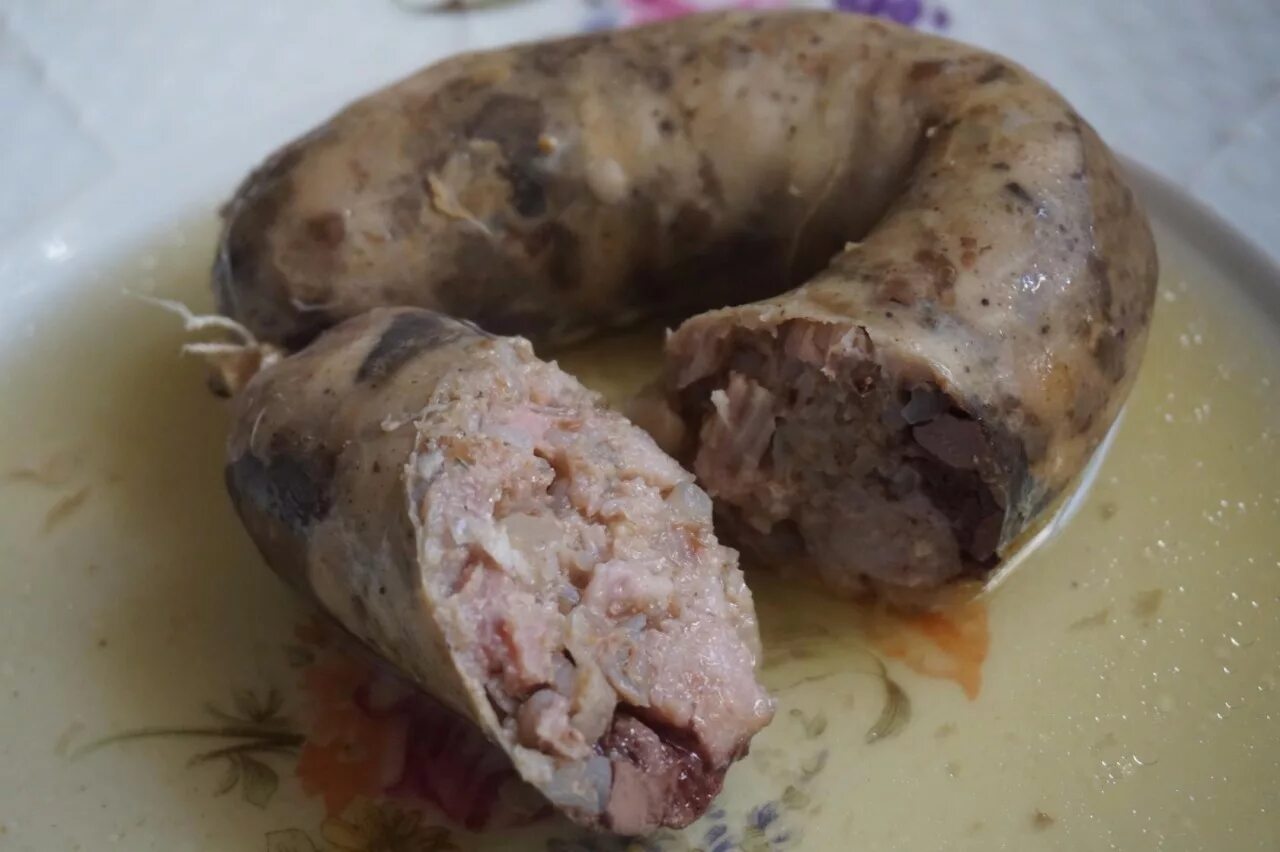 Заготовка из субпродуктов. Колбаса сальтисон. Колбаса сальтисон ратимир. Ливерная колбаса в домашних. Домашняя колбаса из субпродуктов.