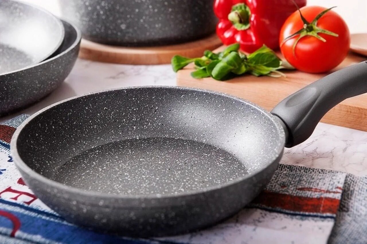 Сковорода kukmara "titanium". Тефлоновая сковорода tefal. Сковородка с маслом. Мягкое покрытие сковородки. Антипригарная сковорода без масла.