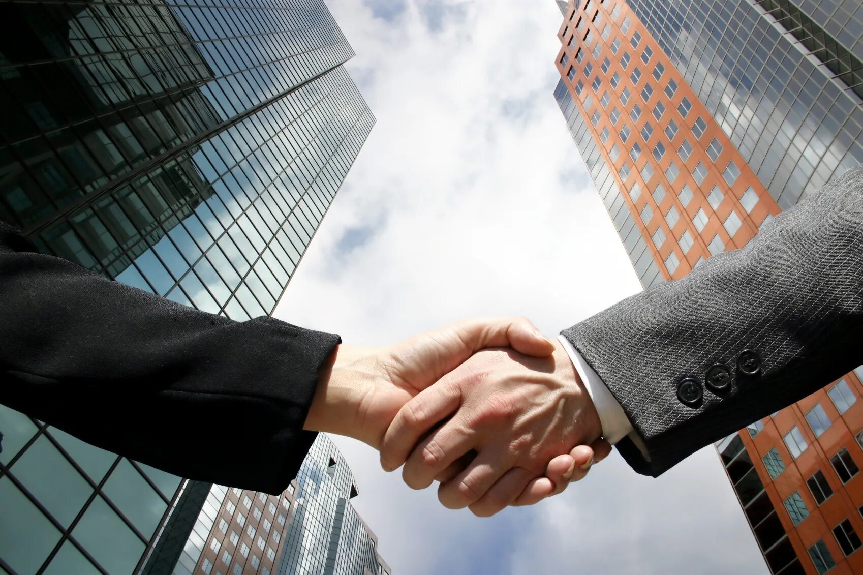 Client handshake. Предприниматель и государство. Бизнес сотрудничество. Деловые партнеры. Управление недвижимостью.