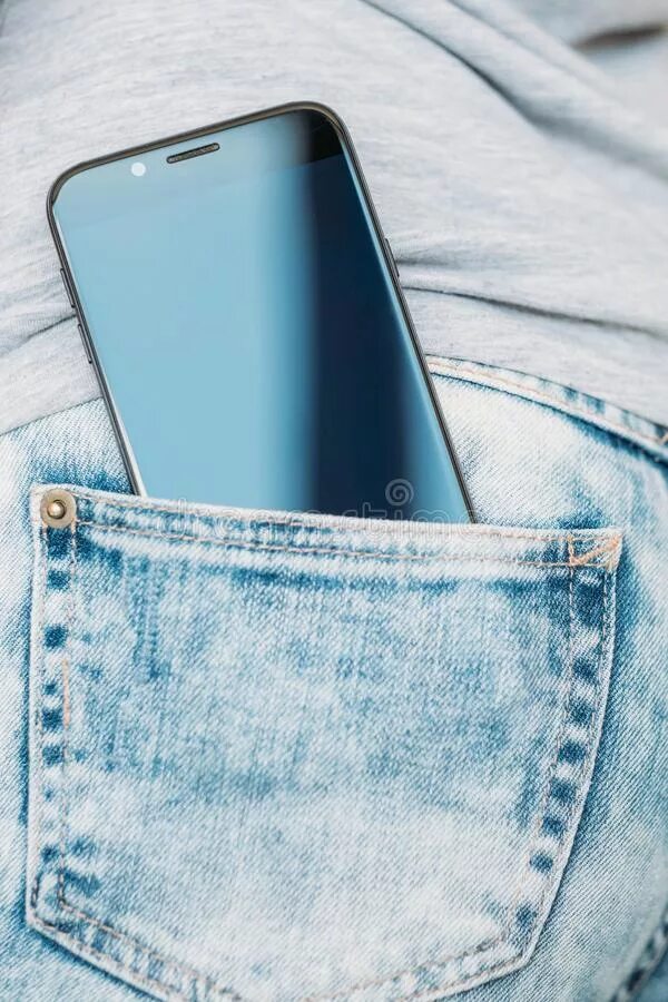 Включи в кармане смартфон. Телефон в кармане. смартфон в заднем кармане. телефон в джинсах. джинсы с карманом для телефона.
