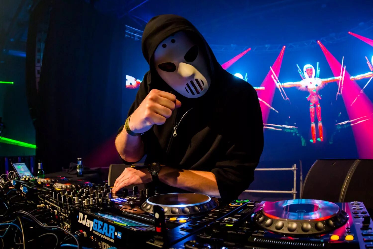 Angerfist без маски. Angerfist 2021. DJ Angerfist без маски. Angerfist 2019.