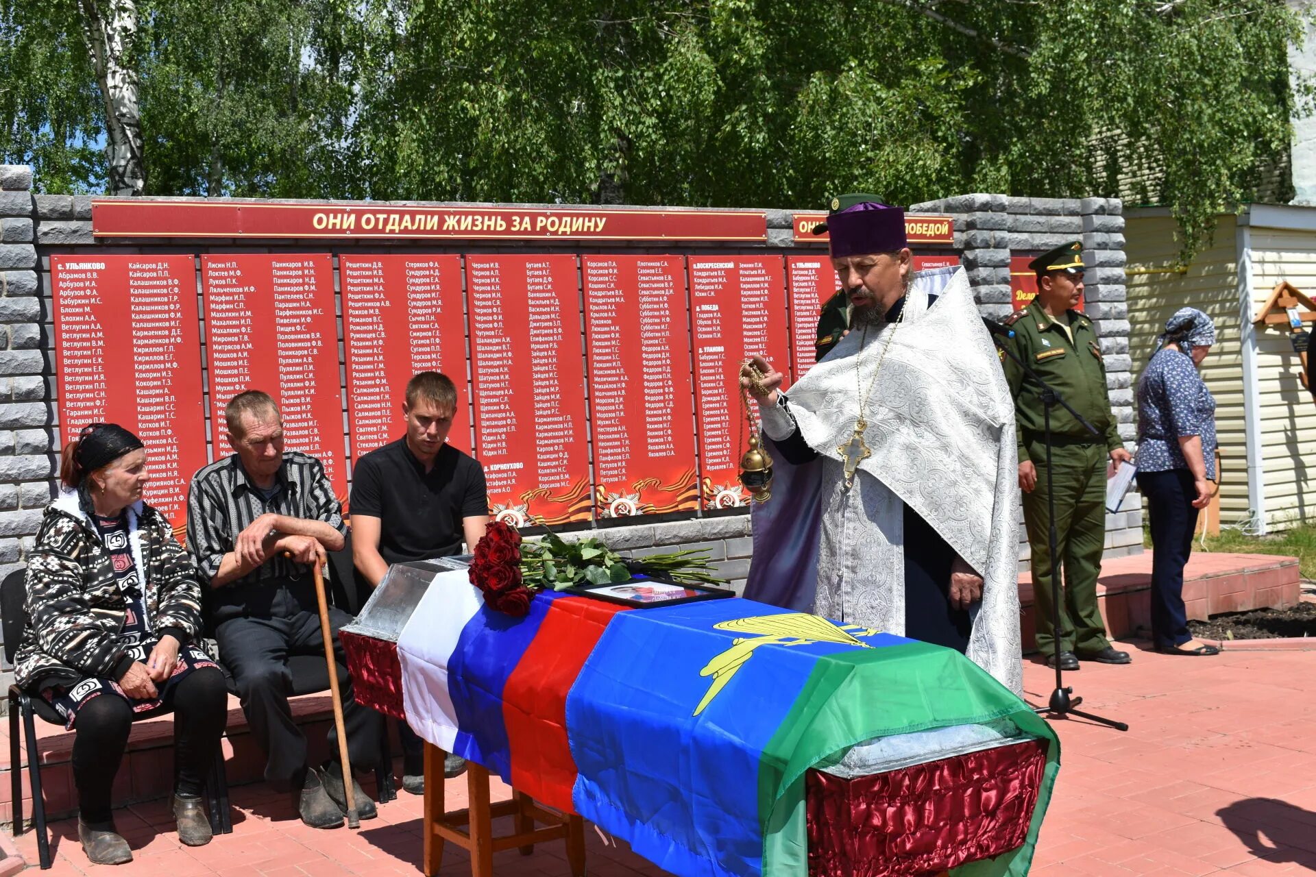 Похороны солдата погибшего на украине. Кладбище военных погибших на Украине. Могилы военнослужащих погибших. Похороны солдат погибших в Украине.