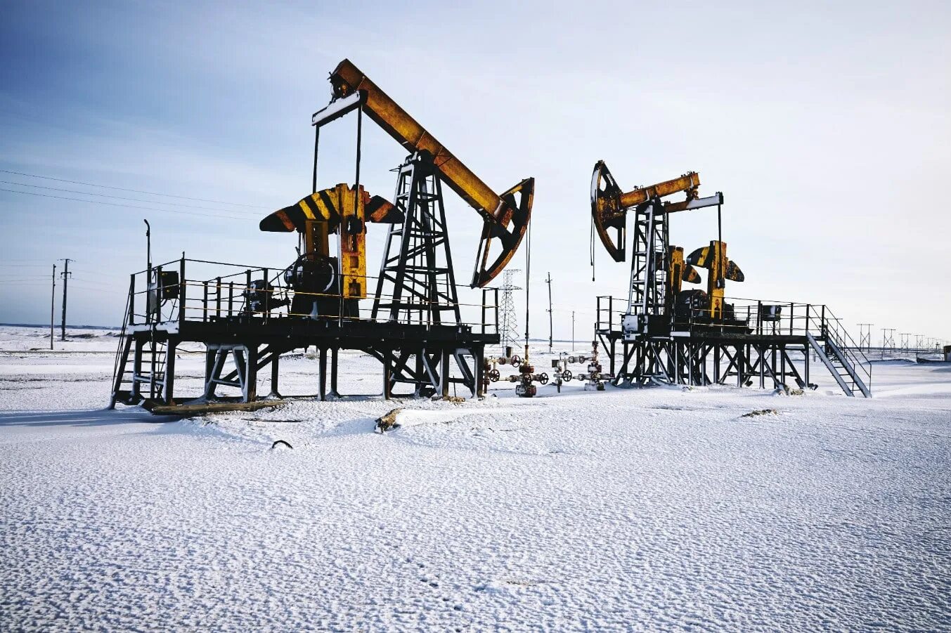 Добыча нефти отрасль. Нефтяная вышка. добыча нефти и газа. нефтяная качалка. нефтяное месторождение.