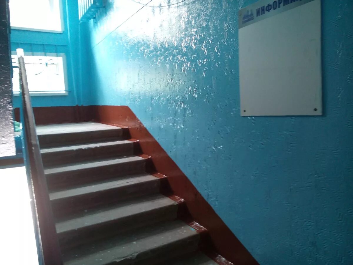 Лестничная площадка. Лестничная площадка в подъезде. Покраска подъезда. Краска для подъезда. Покраска лестничных площадок.