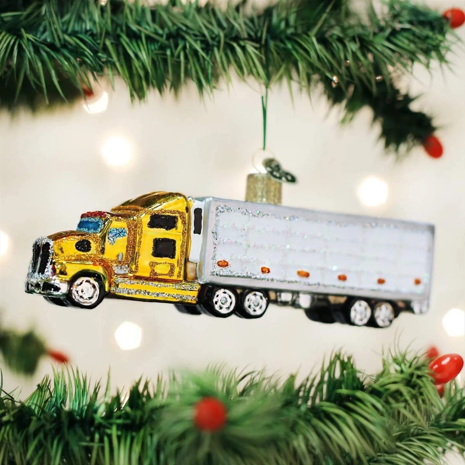 Новогодний грузовик. Грузовик с новогодними подарками. Новогодний грузовик с елкой. Новогодний тягач.