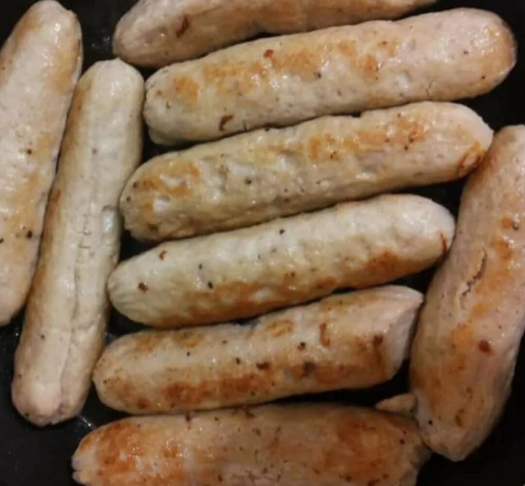 Куриные колбаски приготовление. Колбаски куриные. куриная колбаса. куриные колбаски с сыром. купаты.