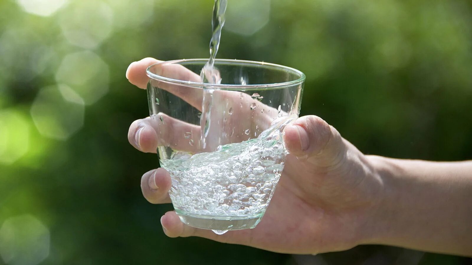 Питьевая вода. Чистая вода. Стакан воды. Чистая питьевая вода. Очистка минеральной воды